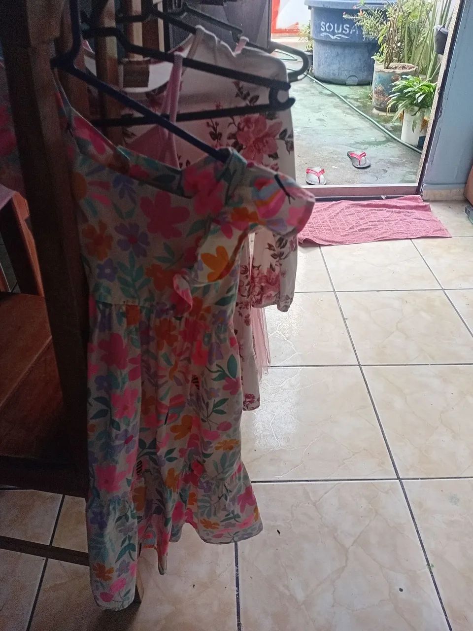 Vestidos infantis floridos e delicados 20,00cada um - Foto 4