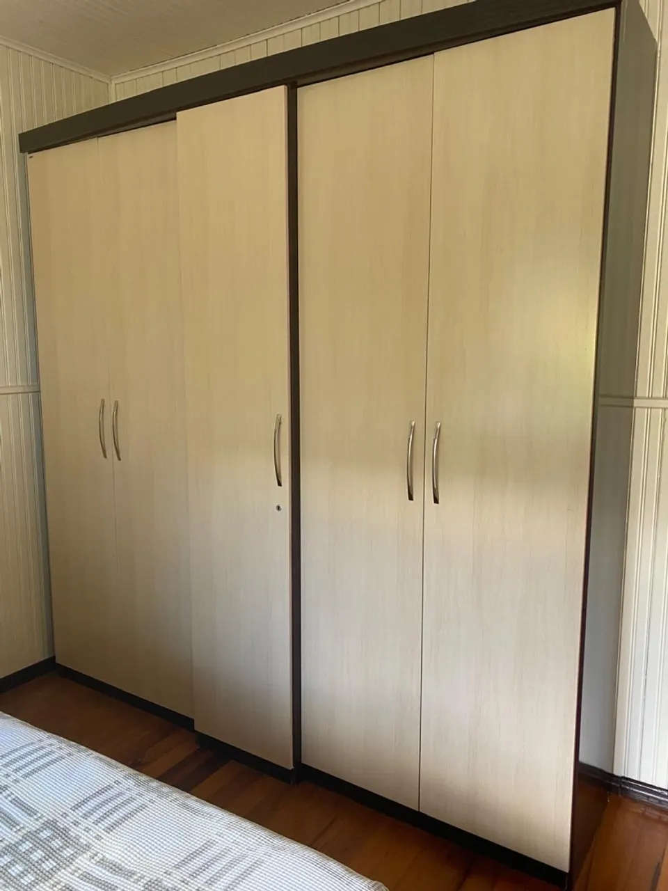 Guarda-Roupa Amadeirado em Ótimo Estado
