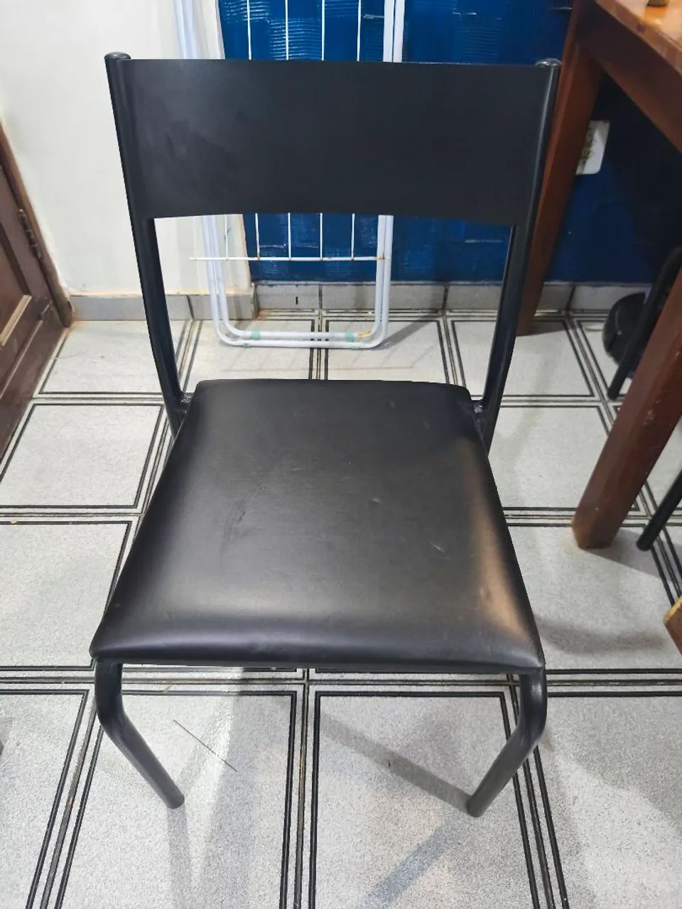 Cadeira Preta com Assento Estofado