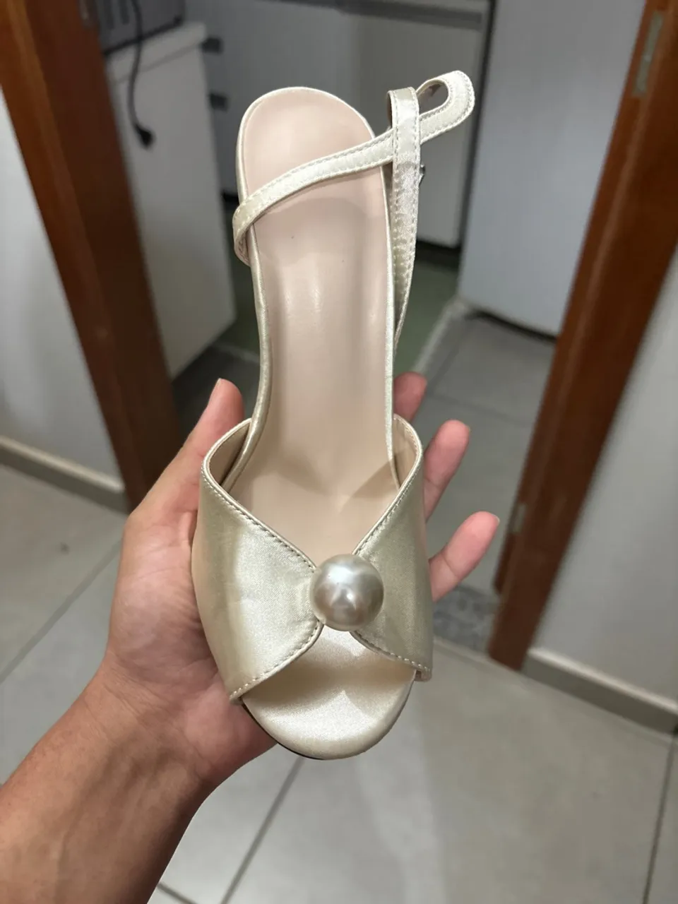 Sandália de cetim com detalhe de pérola