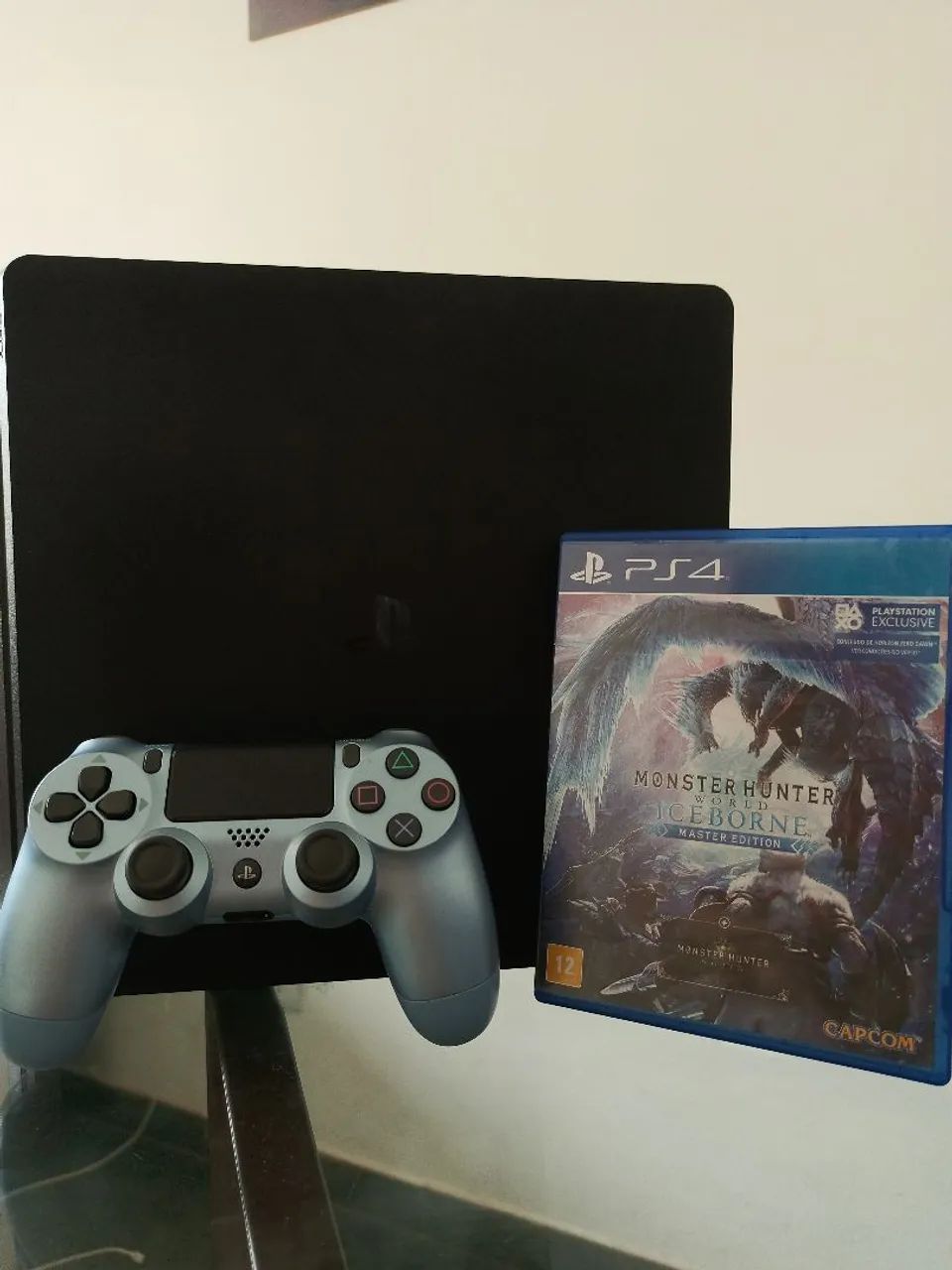 PS4 + Monster Hunter World: Iceborne Master Edition