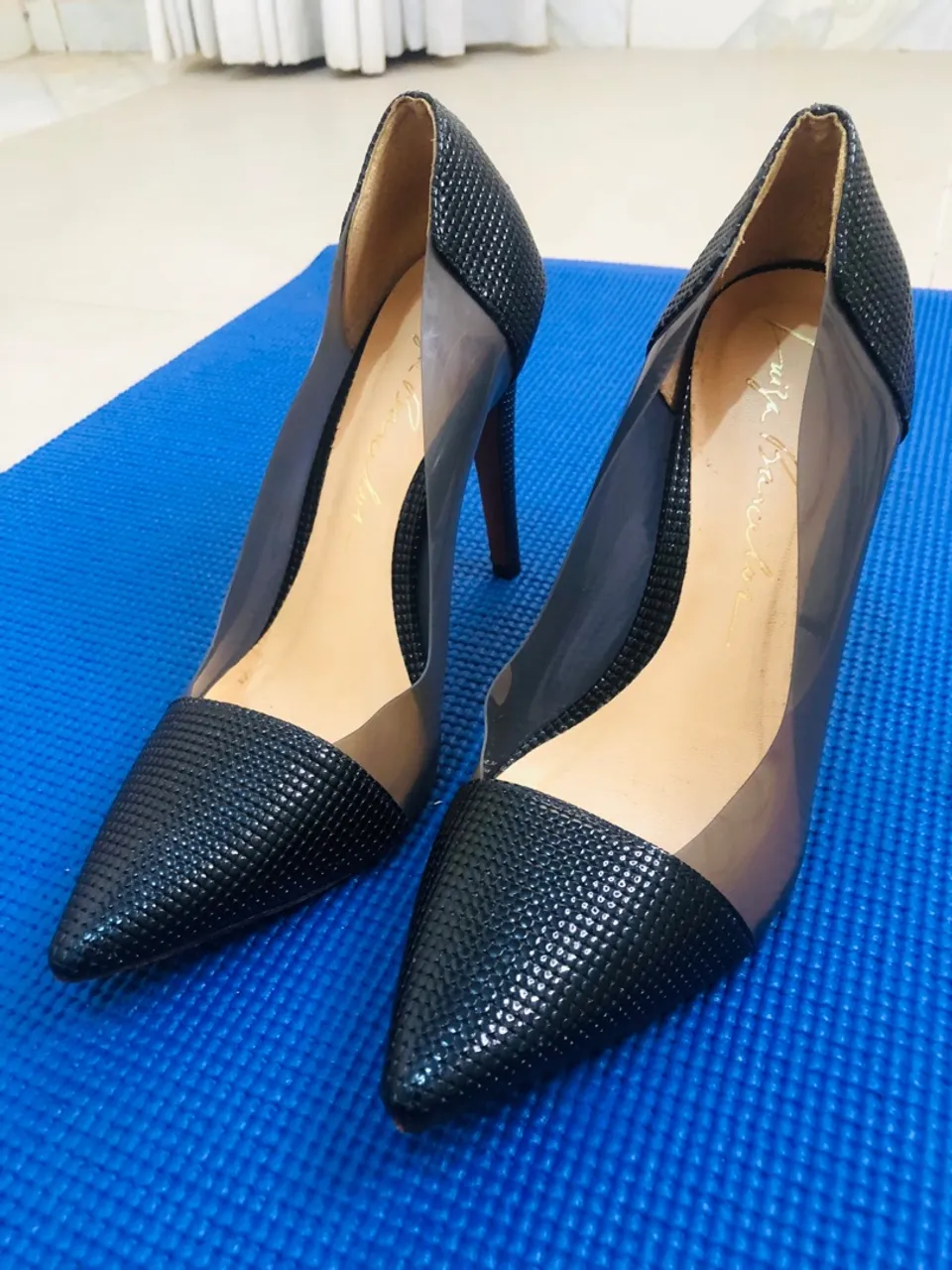 Scarpin Preto com Detalhes Transparentes