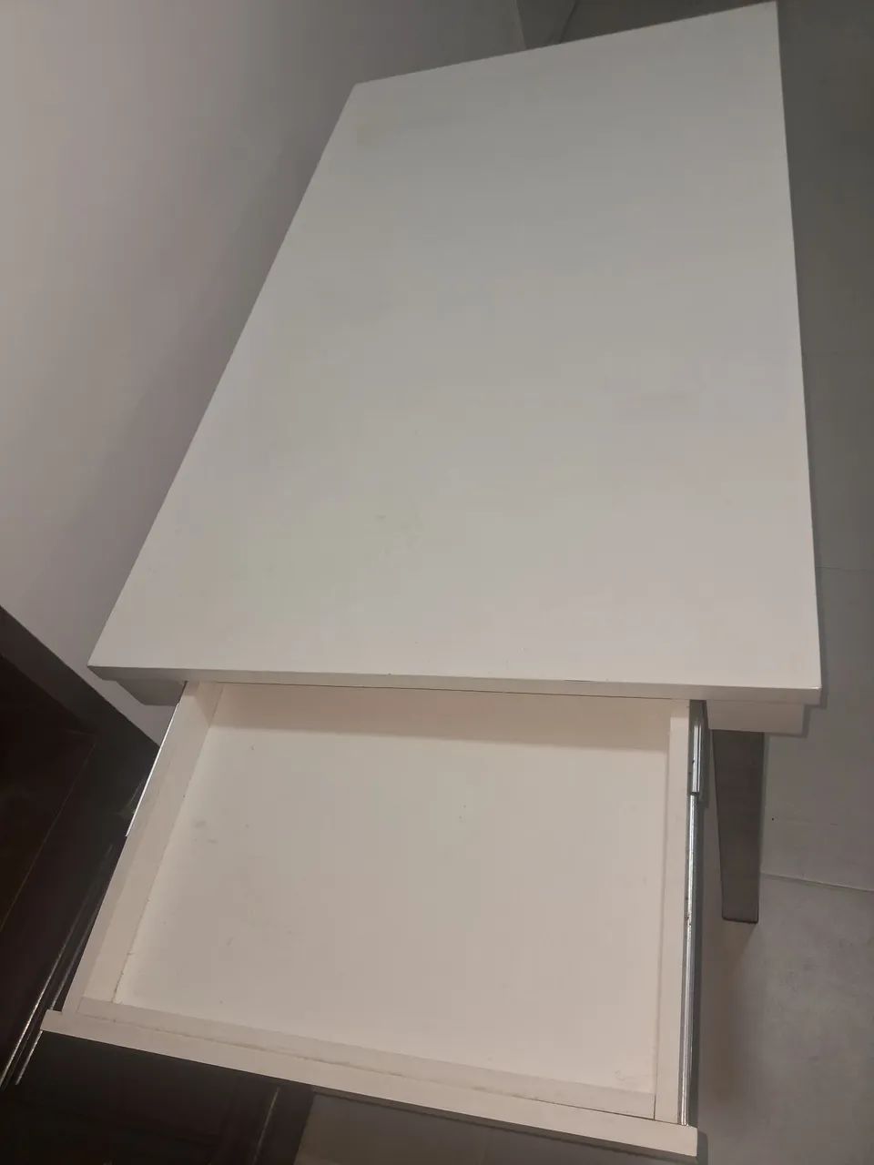 Mesa branca com pernas em alumínio escovado - Foto 3