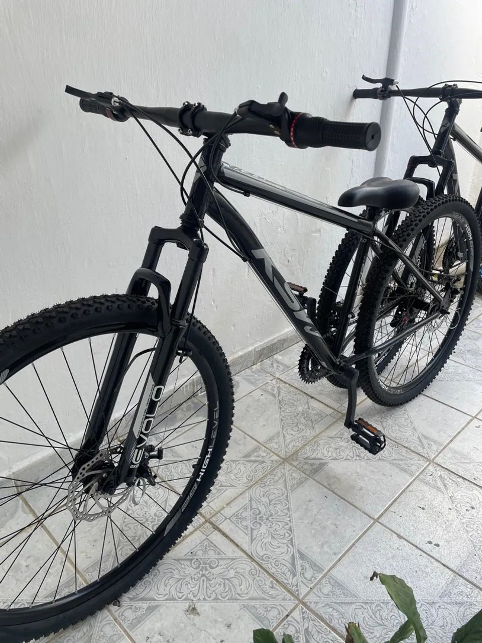 2 Bicicleta Aro 29 Aço Carbono Ksvj Freios Disco Suspensão 21v - Foto 3