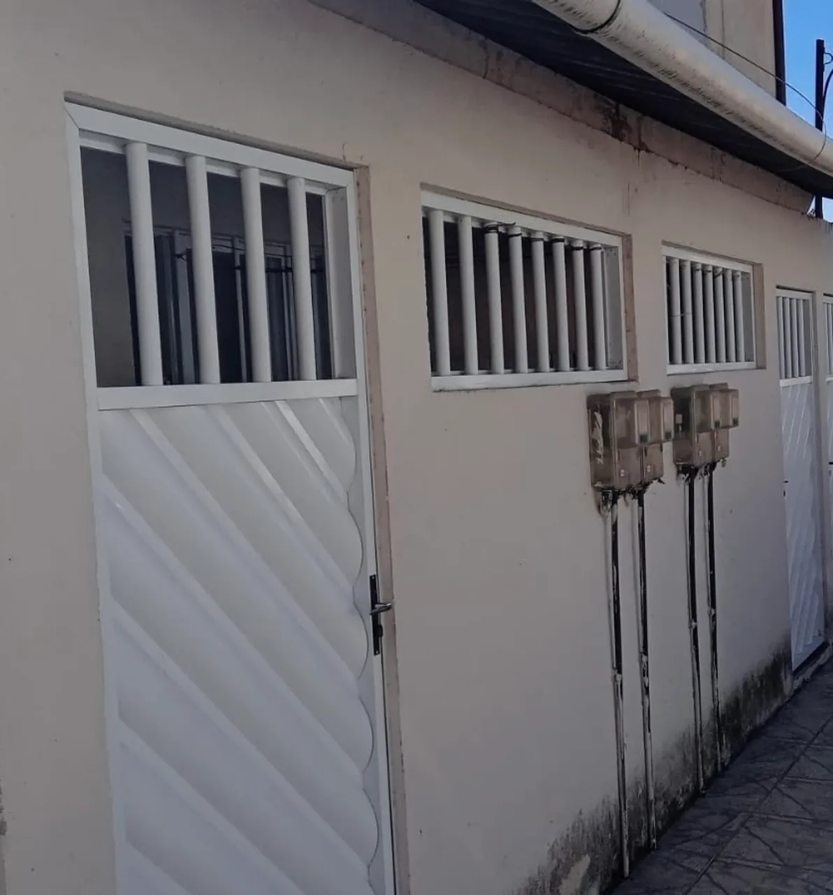Alugo ótima kitnet independente na Estrada dos Caboclos - Condomínio Fechado