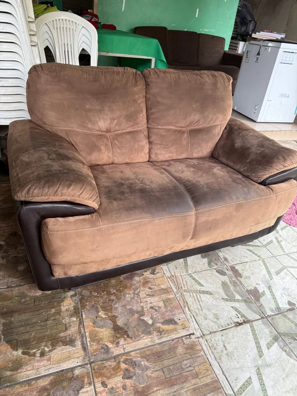 Sofá 2 lugares em suede marrom