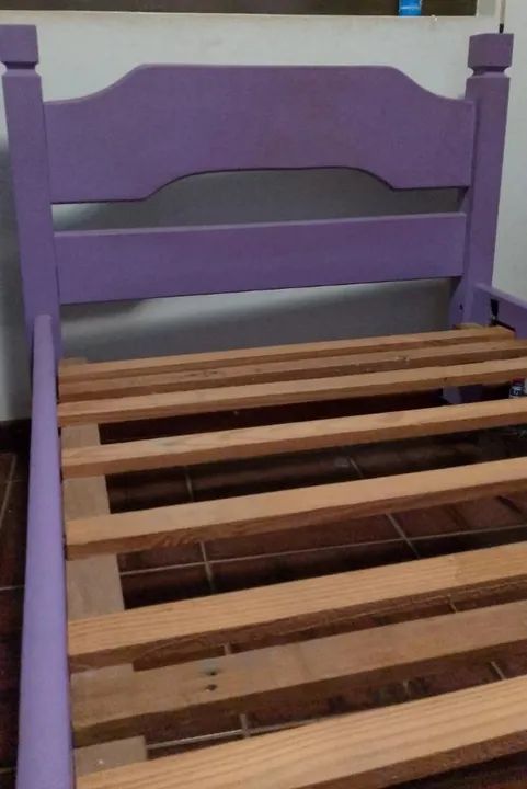 Cama solteiro em madeira 