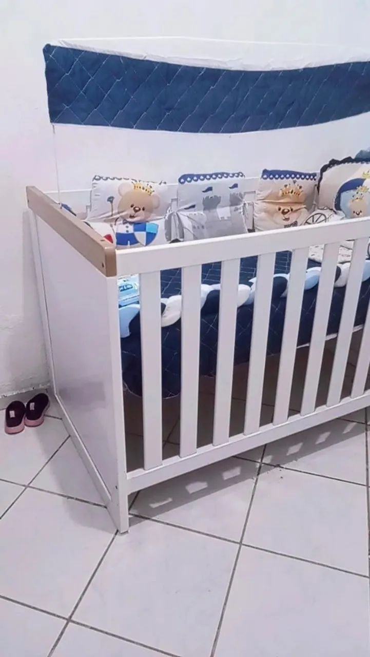 Berço de bebê branco com detalhes em madeira - Foto 2