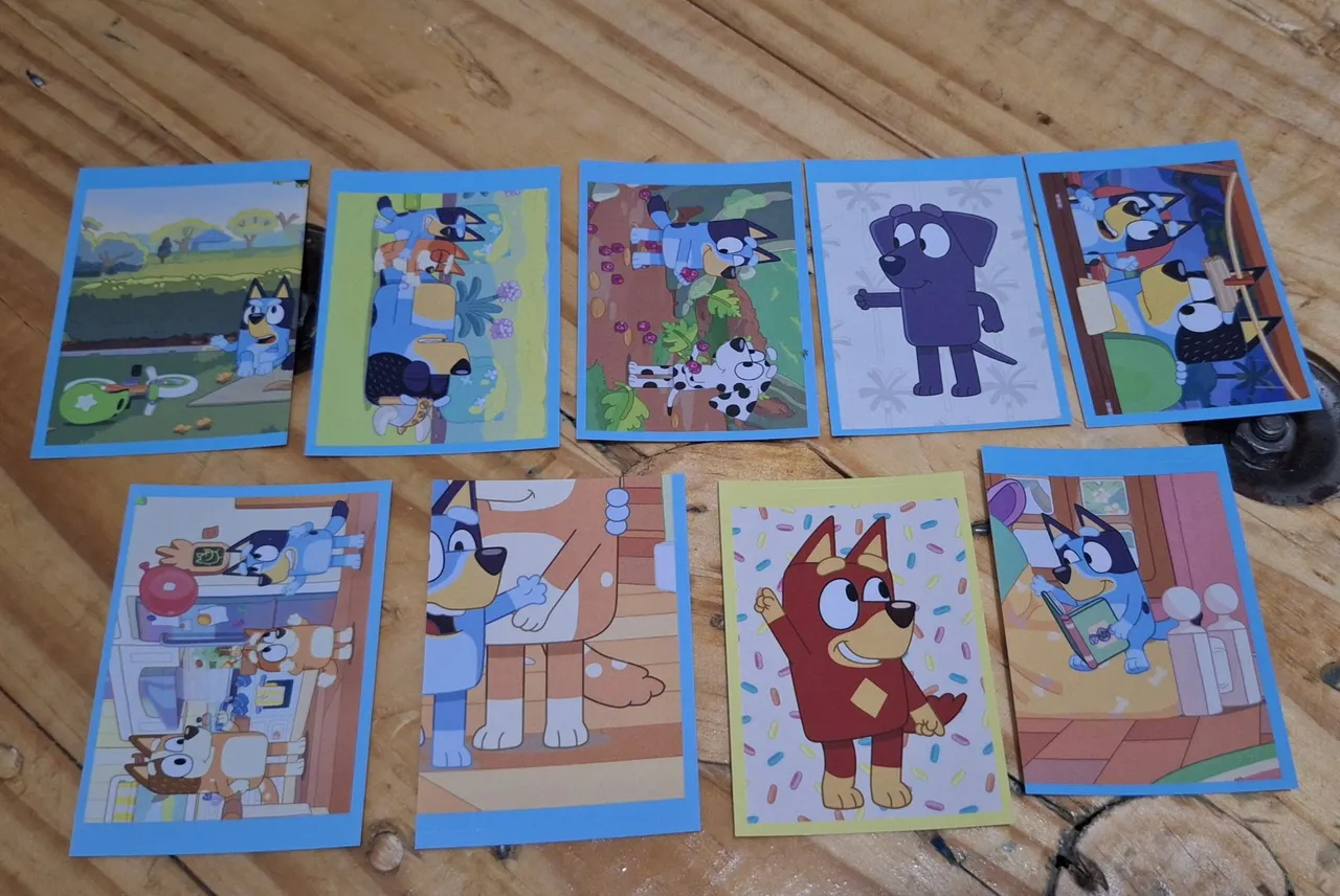 Lote figurinhas colantes do álbum da Bluey