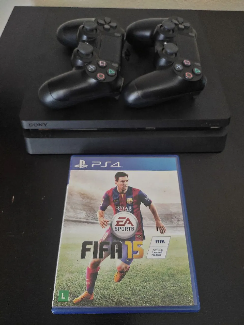 Playstation 4 Slim com 2 controles e FIFA 15
