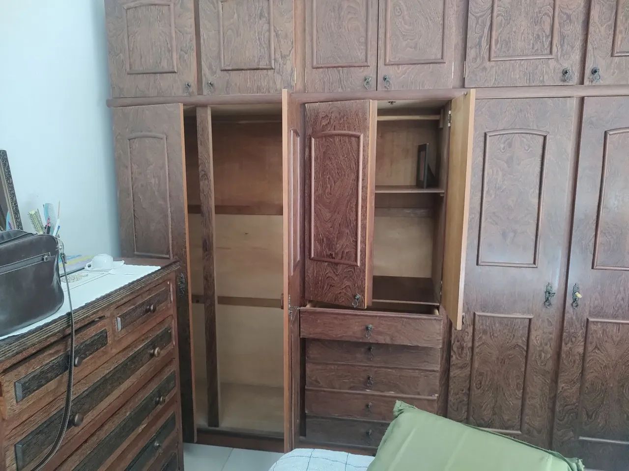 Guarda-Roupas de Madeira com 6 Portas ,- sucupira  - Foto 3