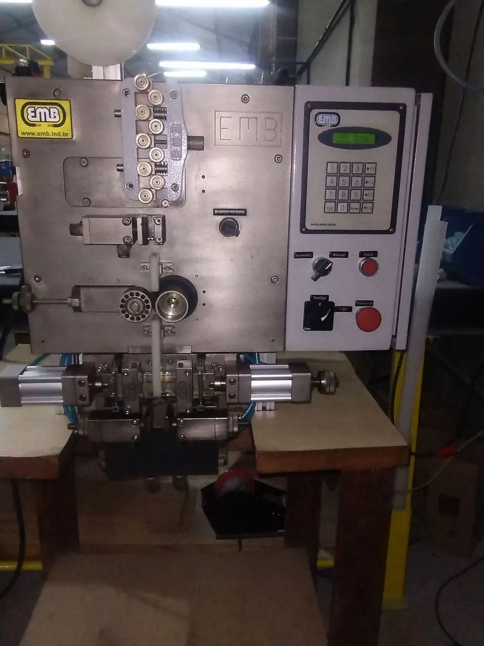 Máquina de cortar e decapar fios