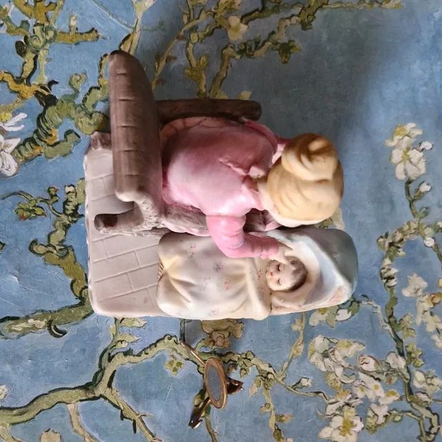 Estatueta de porcelana Norleans Japan, mulher com bebê, 15 cm, década de 1960. Rara!  - Foto 5