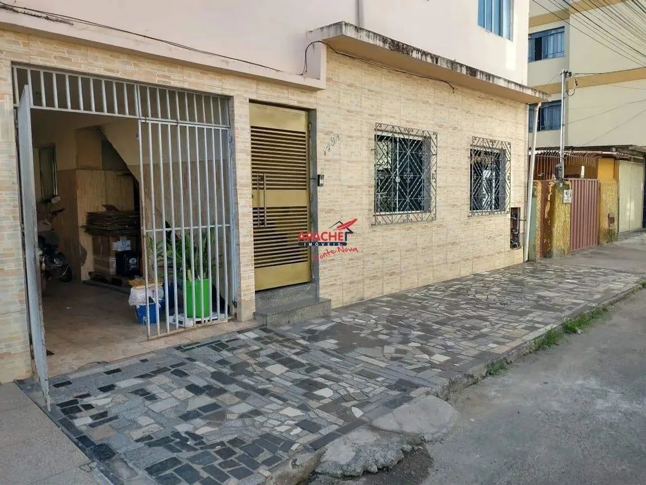 Duas moradas à venda na Vila Centenário