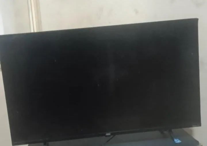 Tv 40 polegadas AOC Full ,tela trincada após uma queda de 2o centímetros de altura