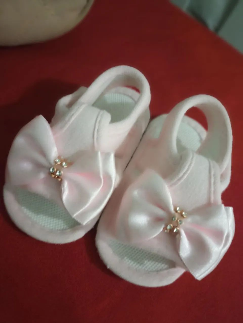 Vendo coisas de bebê carrinho cercado 2 nível roupinhas menina o carrinho cor preto e bege - Foto 2