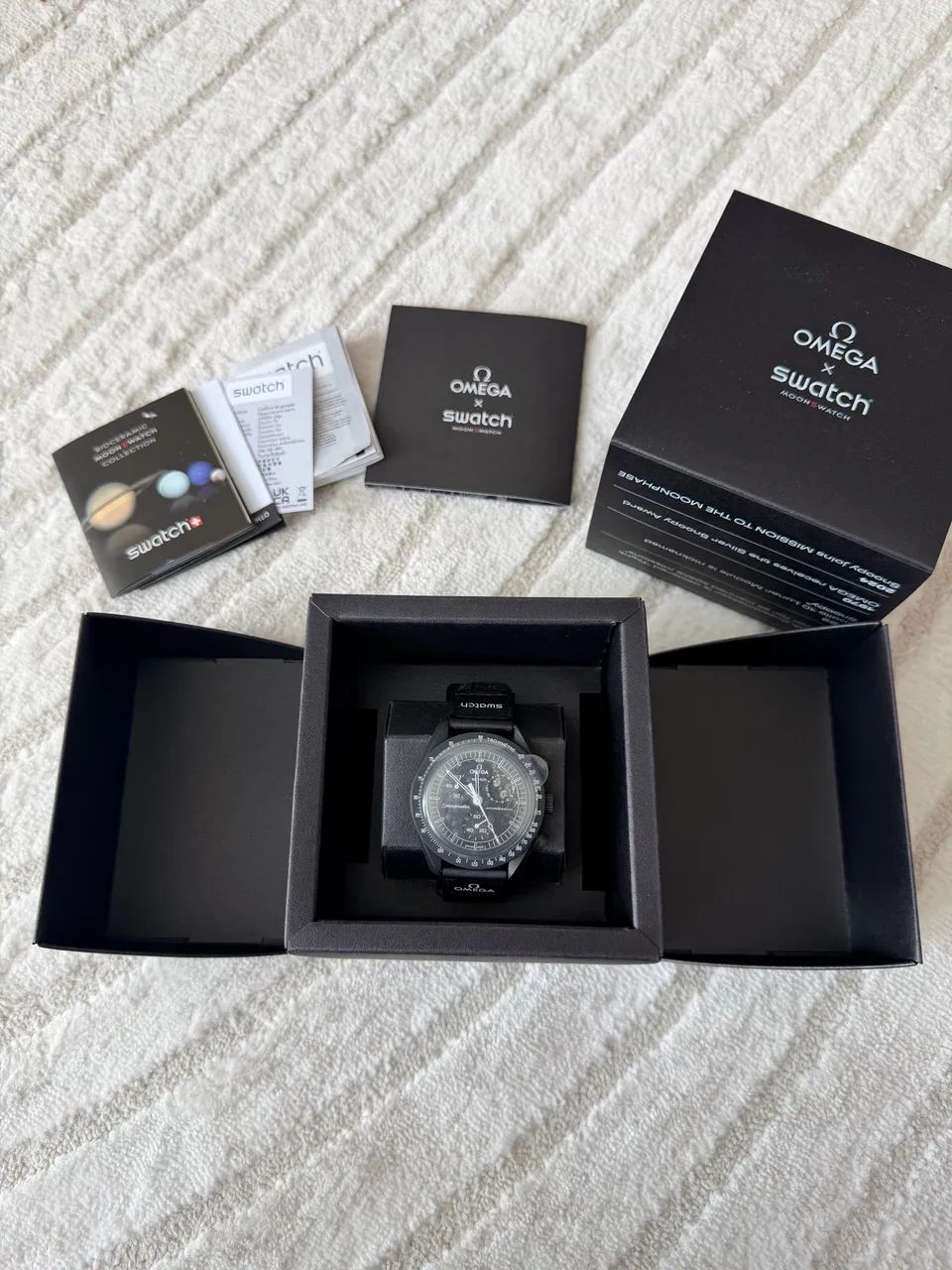 OMEGA x SWATCH MoonSwatch Snoopy Black Moonphase - Completo - Foto 5