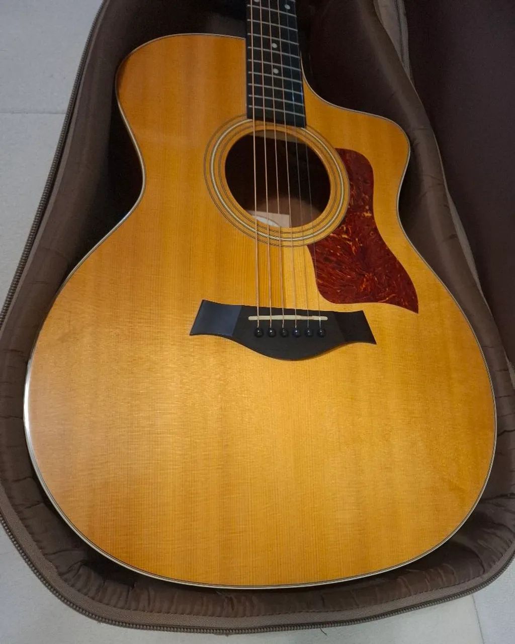 ***IMPERDÍVEL***Violão Taylor 214-ce, 2014, com softbag original<br> - Foto 5
