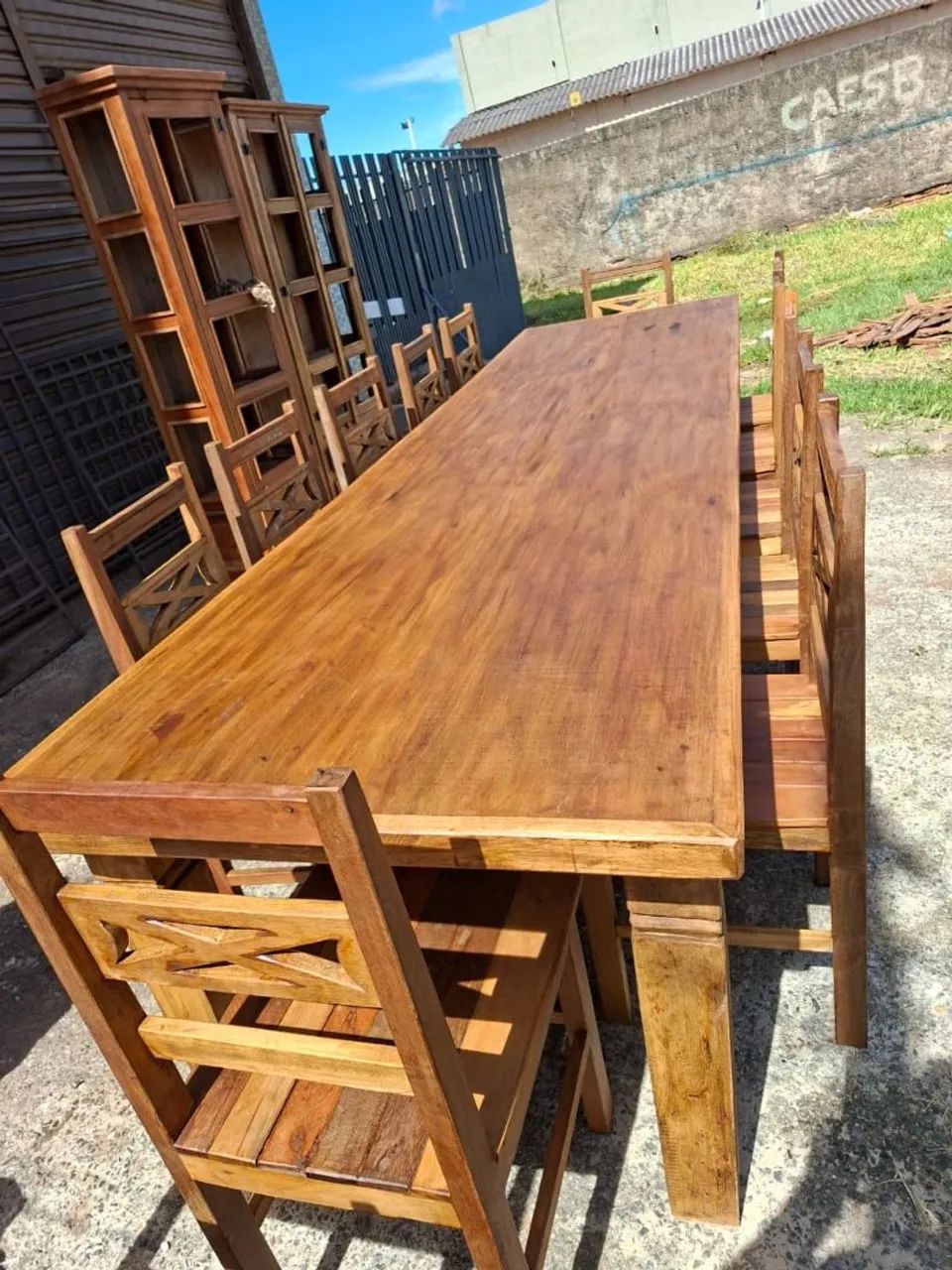 Mesa de madeira maciça com 12 cadeiras - Foto 2