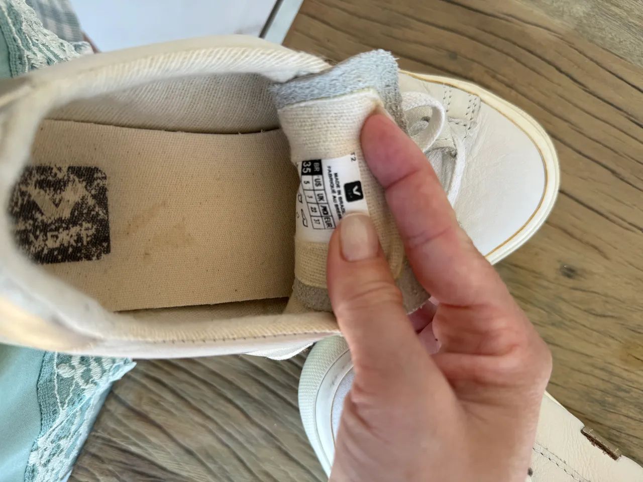 Tênis VERT off white com dourado 35  - Foto 4