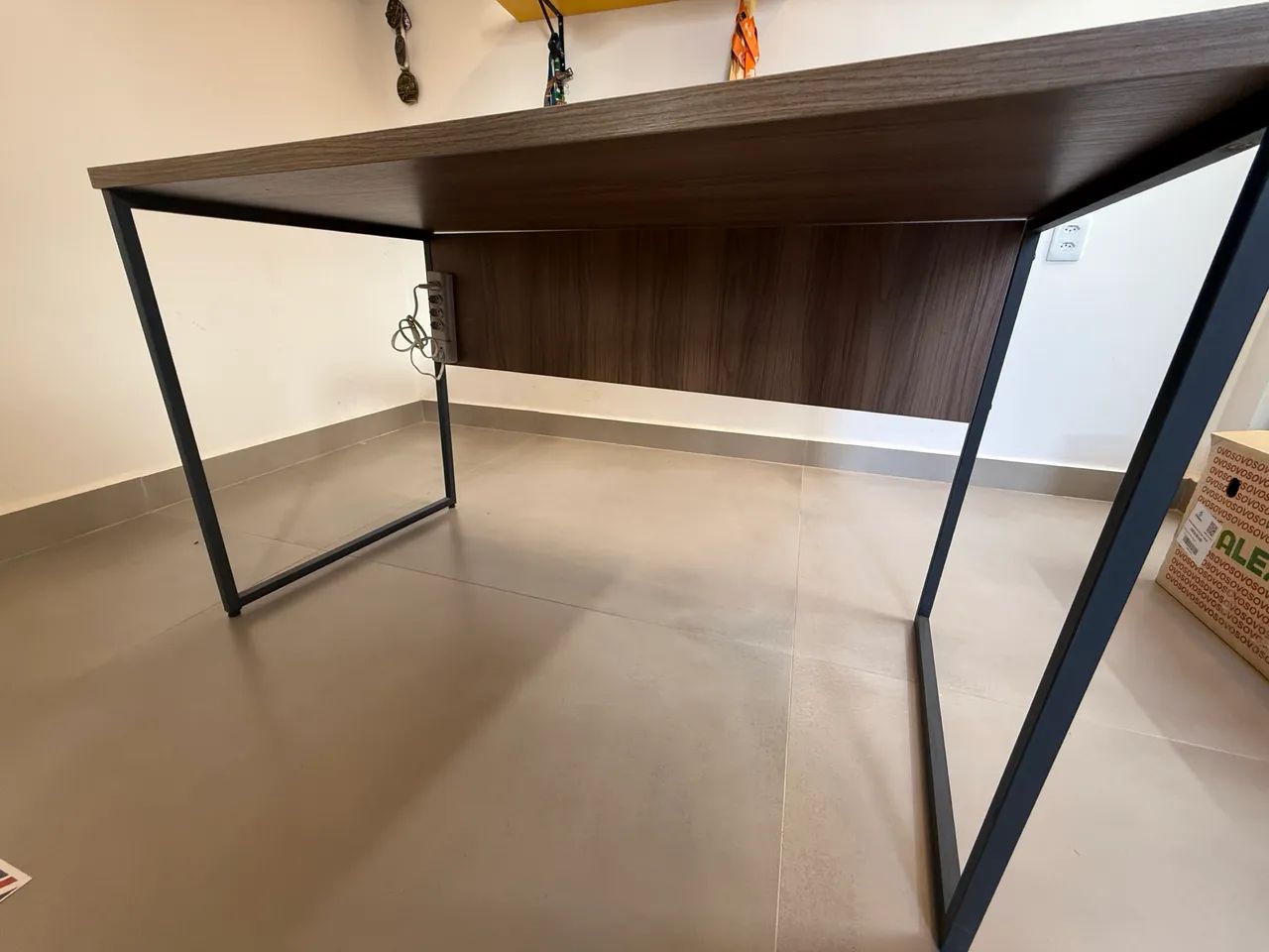 ? Mesa de Escritório / Home Office - Moderna e Robusta
