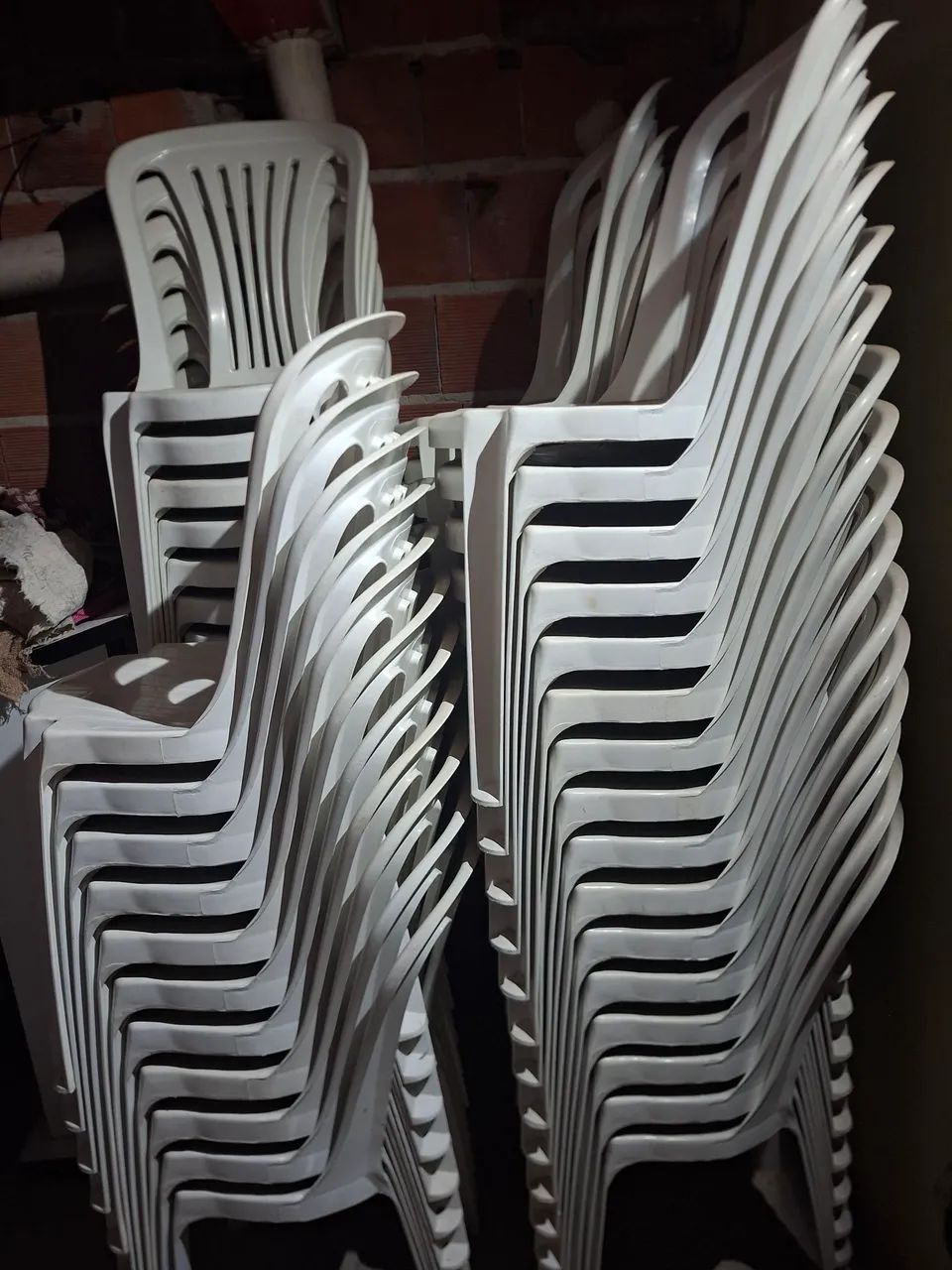 Lote com 50 cadeiras de plástico  - Foto 3