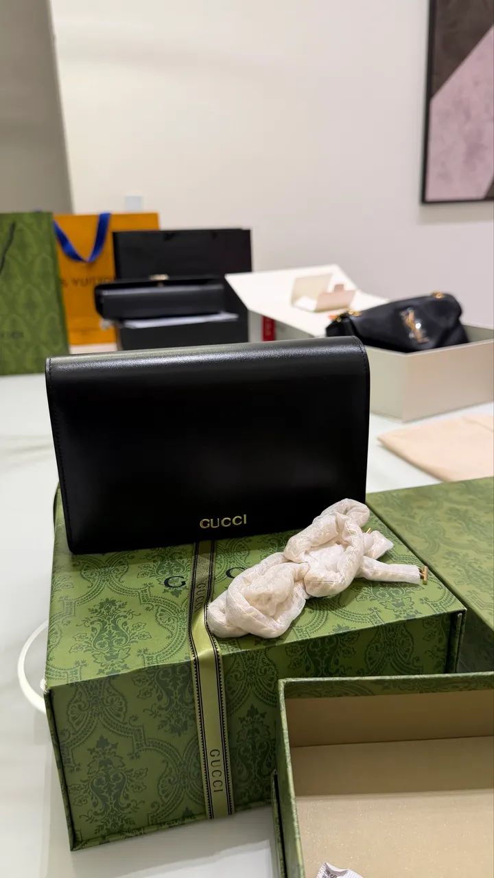Gucci acompanha caixa 