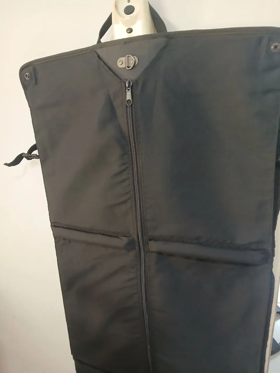 Porta terno na forma de bolsa/pasta de mão marca Lansay  - Foto 3