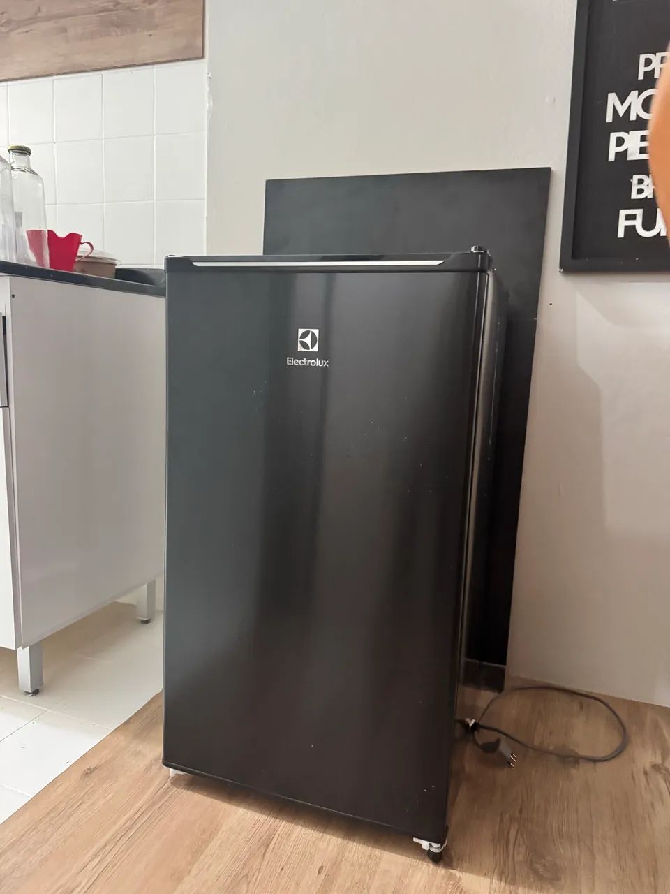 Frigobar 90 Litros Efficient EM90B 220V Preto - Electrolux - Foto 4