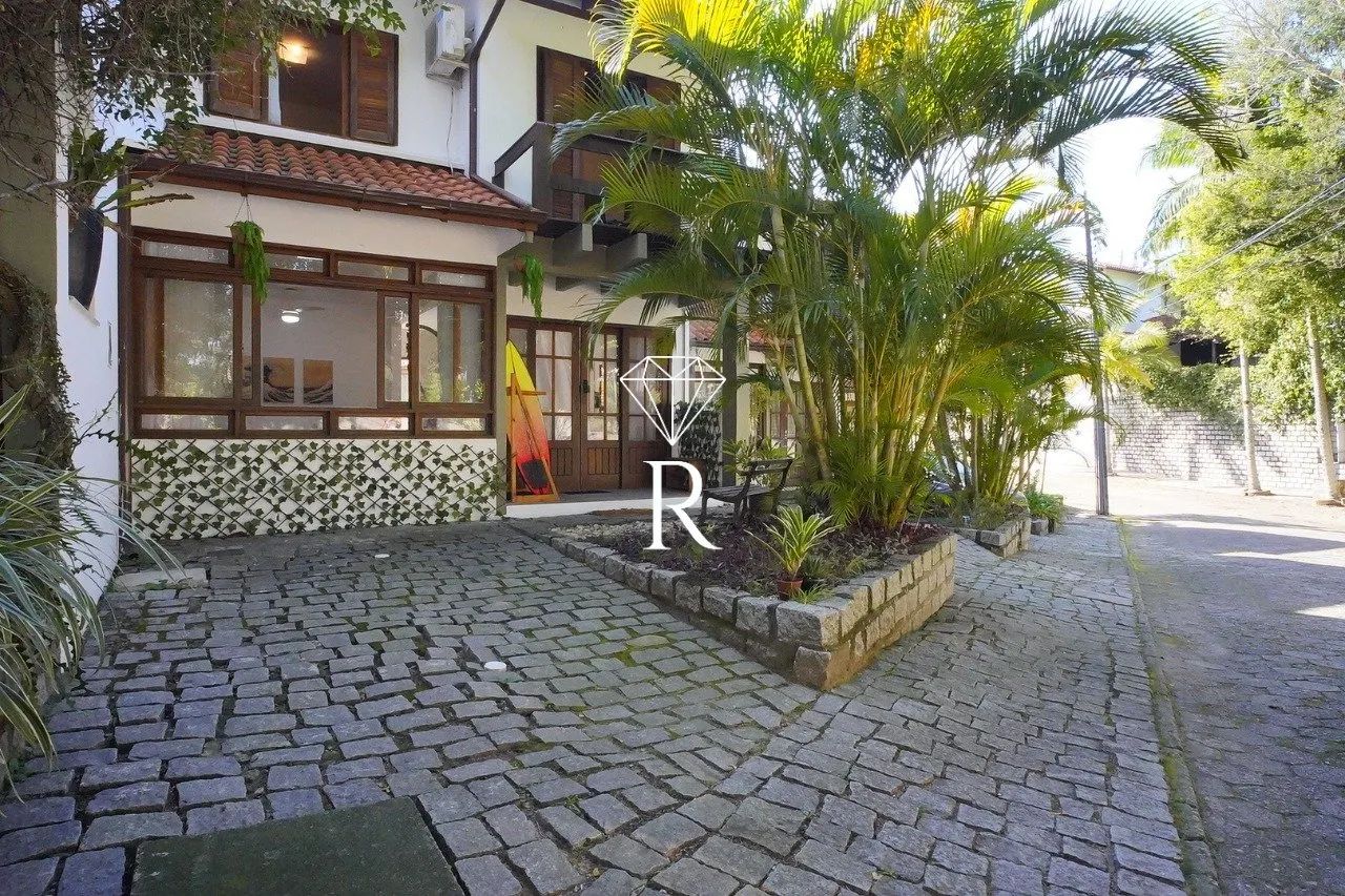 Casa em condomínio em frente ao mar 3 quartos