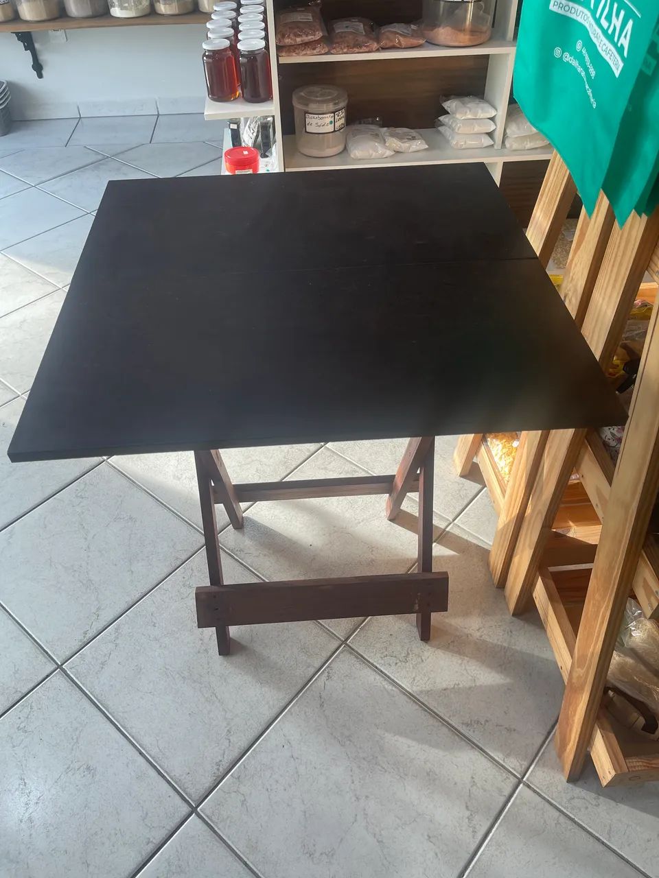 Mesa de madeira com 4 cadeiras estofadas