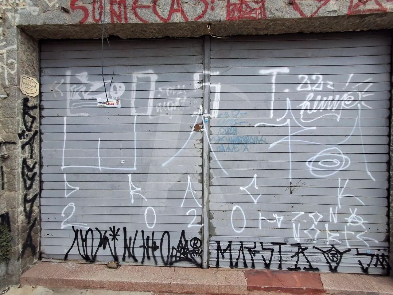 Salão comercial com 2 banheiros e porta de aço. - Foto 5
