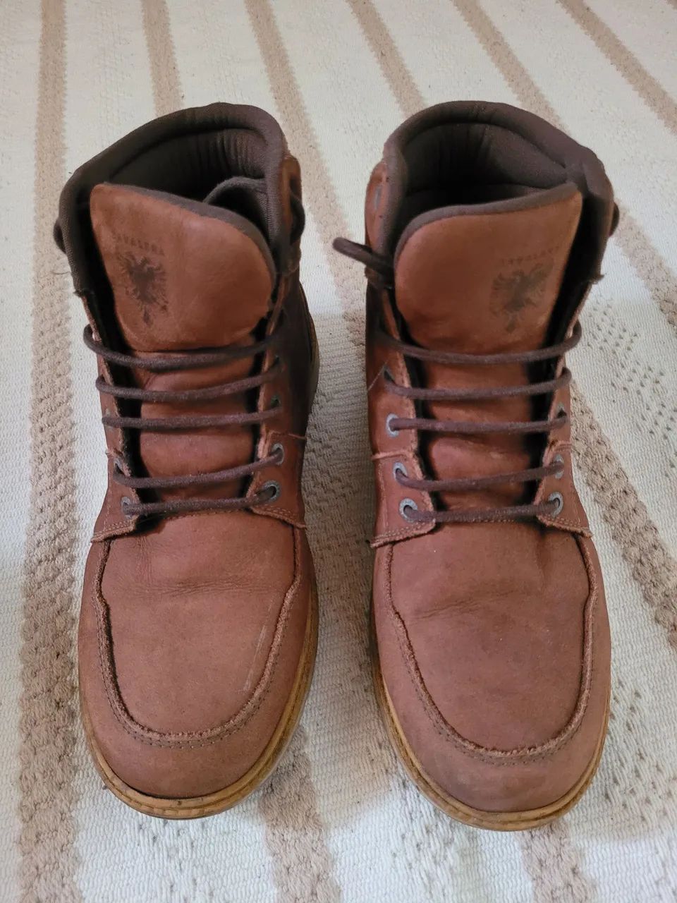 Bota cavalera marrom nobuck