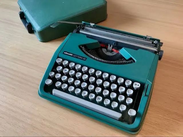 Maquina de Escrever Olivetti Lettera 82 Semi-Nova