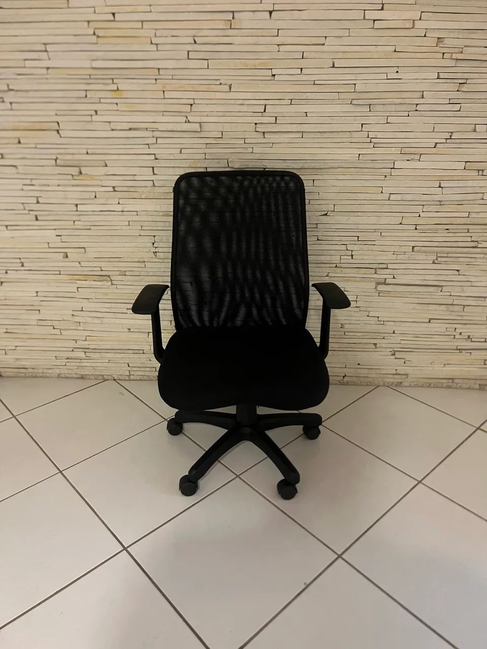 Cadeira de Escritório Semi Nova Giratória 