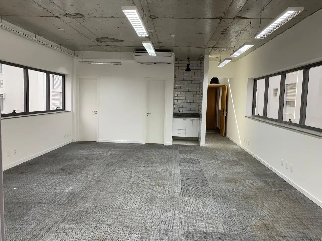 64 m² - PISO ELEVADO - AR CONDICIONADO - 2 BANHEIROS - 1 COPA - 2 VAGAS