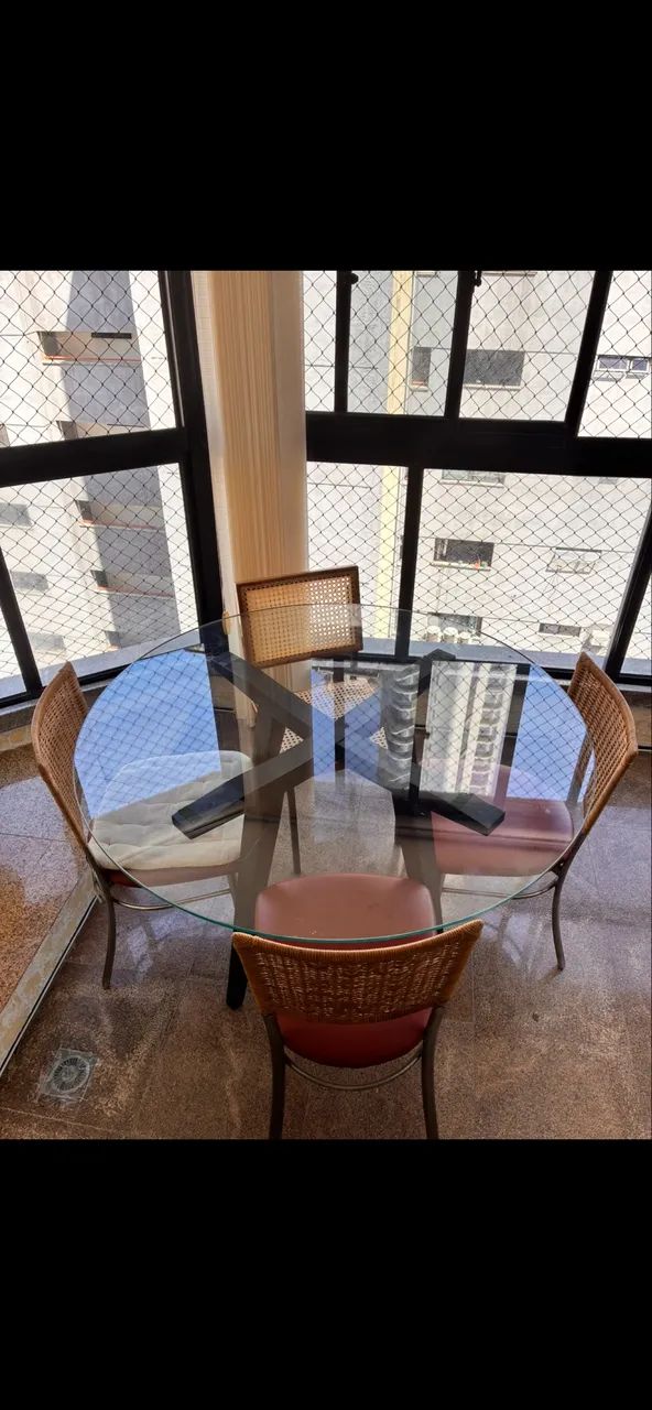 Mesa de vidro com base de madeira 