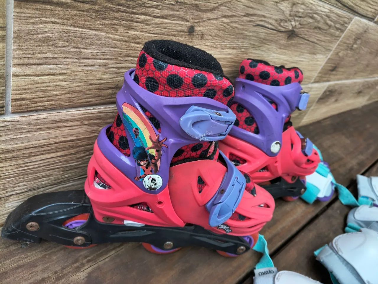 Roller infantil Ladybug 31 a 34 ajustável, capacete e kit proteção  - Foto 3