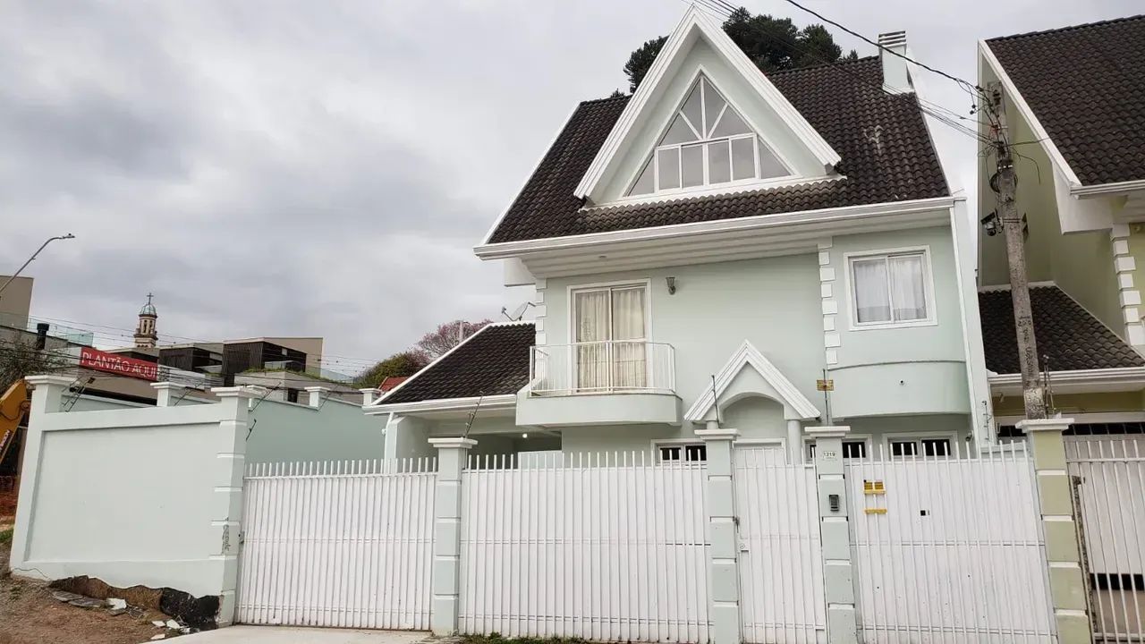 Locação de lindo tríplex 04 quartos nas Mercês com 250m2 de área útil.