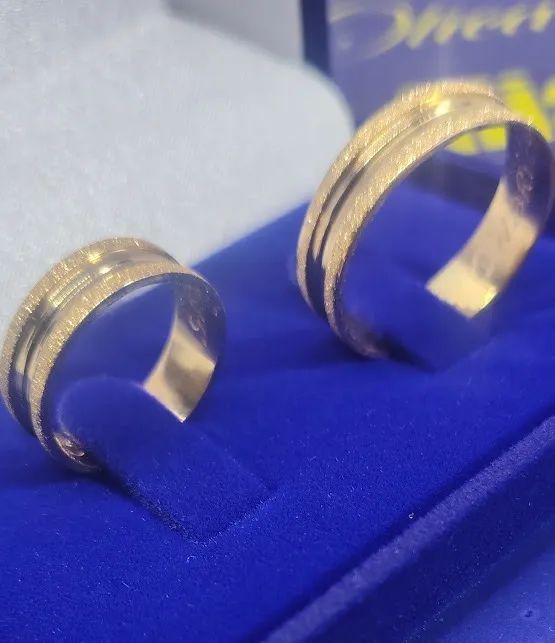 Alianças Ouro 18 Kilates Noivado Casamento Peso 7.30 Gramas 6 mm Detalhes  Lisa e Fosca no - Foto 2
