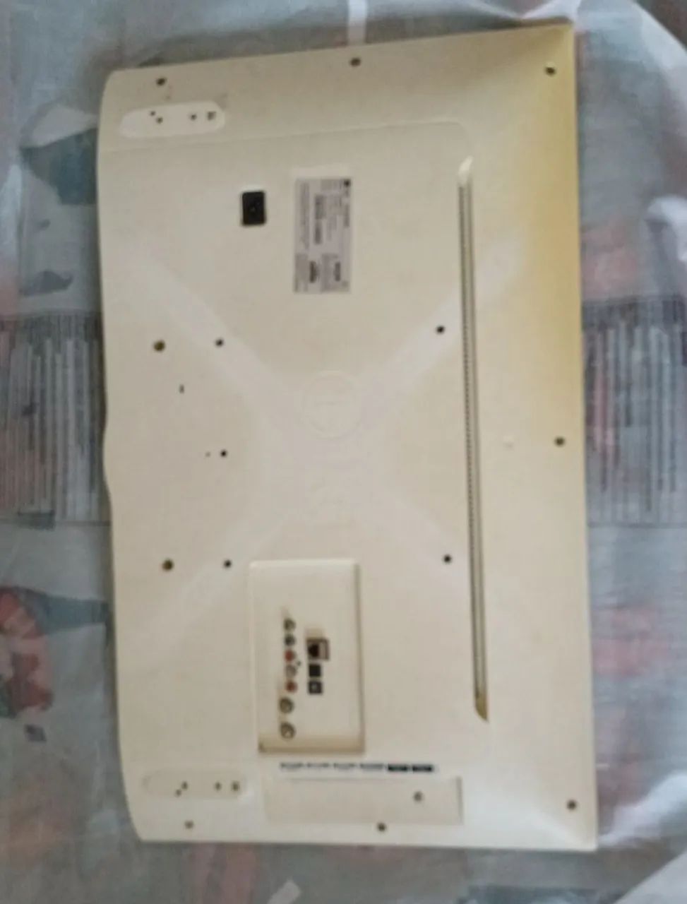 TV LG 32 POLEGADAS TELA TRINCADA PARA RETIRAR PEÇAS  - Foto 2