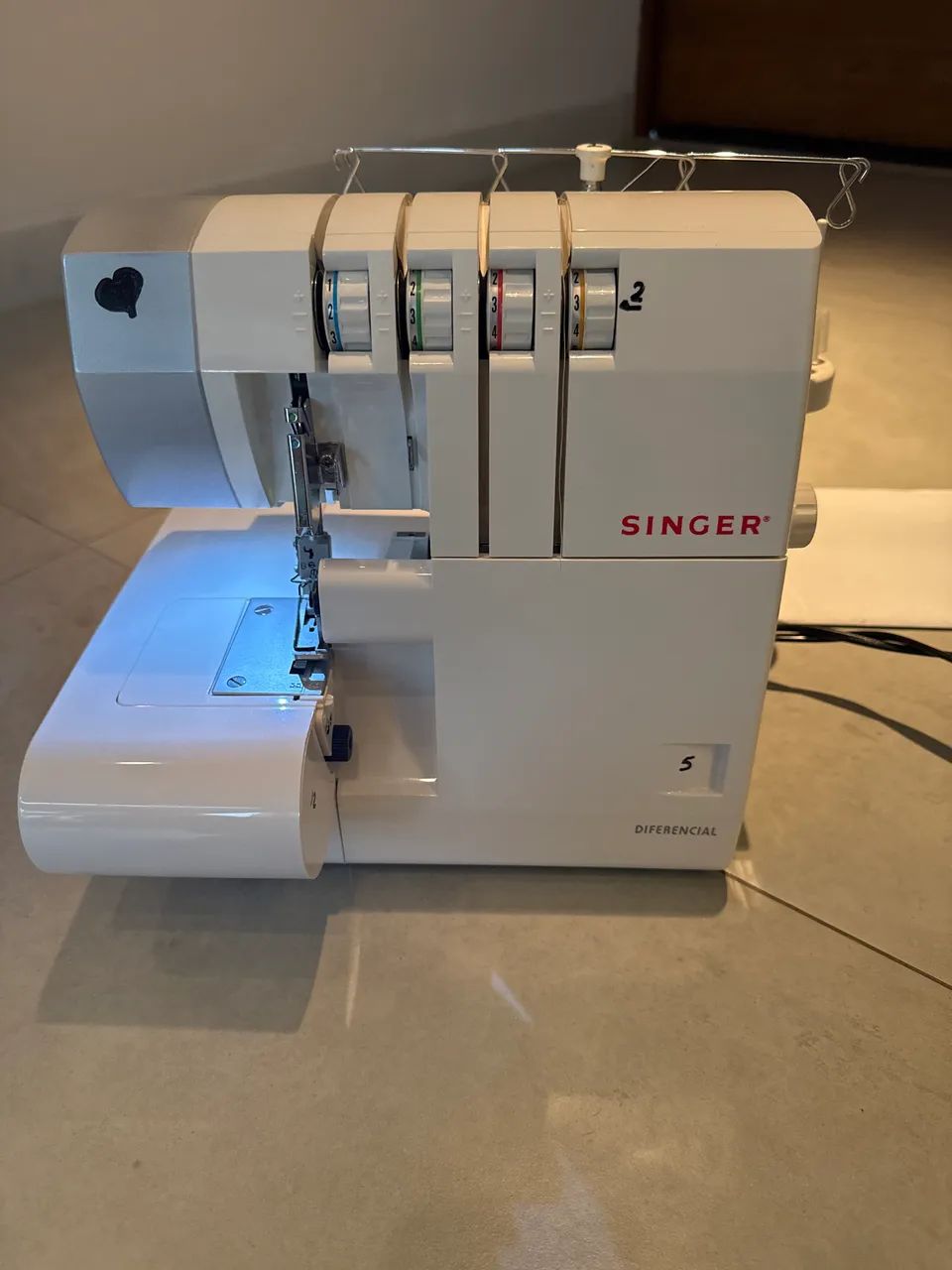 Maquina overlock singer