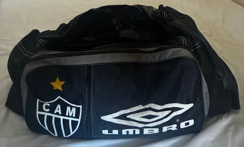 bolsa de viagem umbro atlético mineiro preta - Foto 3