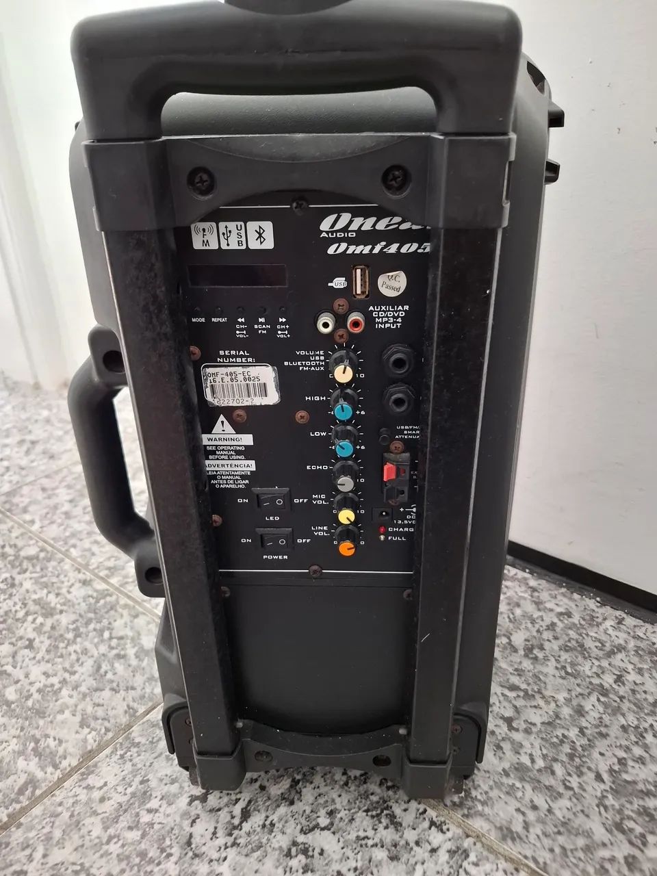 Cx de som com Bluetooth e entrada pra guitarra ou teclado e microfone 