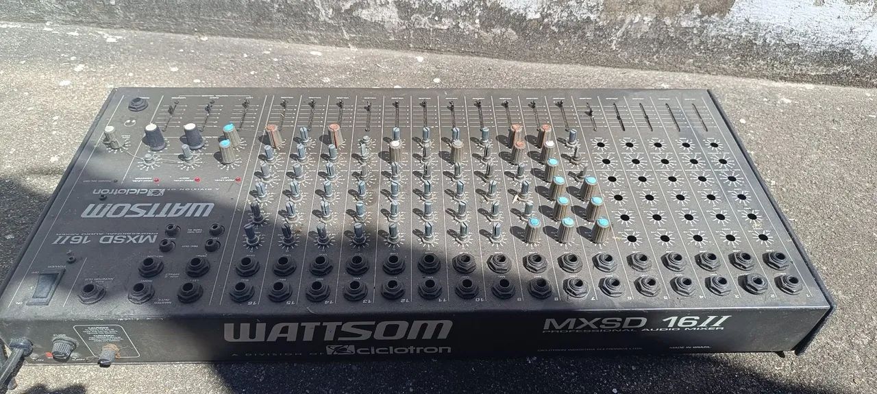 Mesa de som retirada de peças 