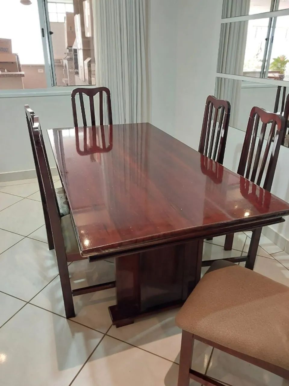 Mesa de jantar em madeira maciça com 6 lugares