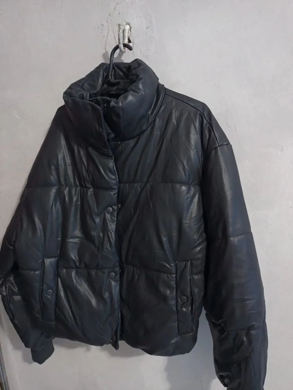Jaqueta puffer com efeito de couro sintético  - Foto 4
