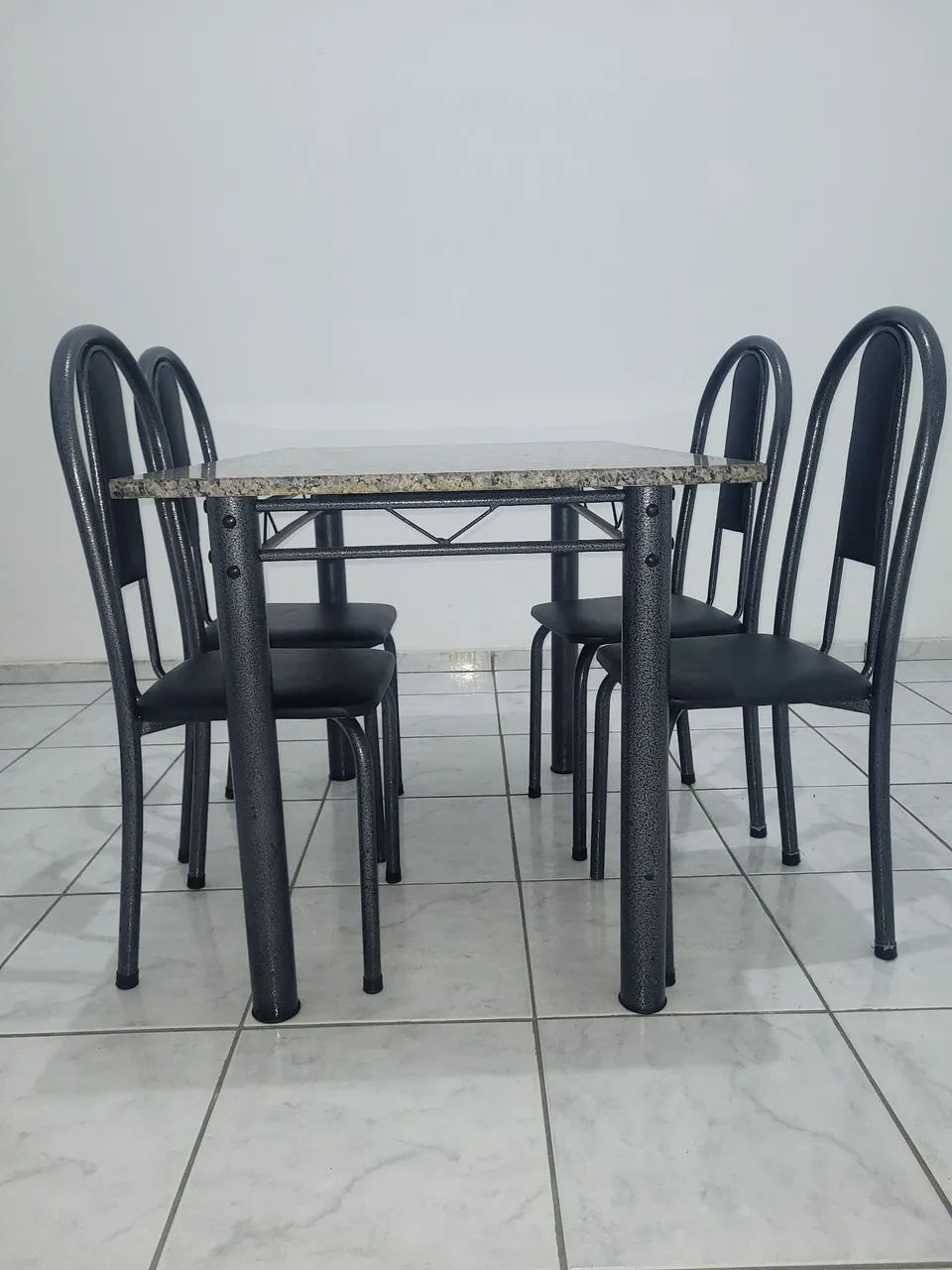 Mesa de Granito com 4 Cadeiras - R$ 650
