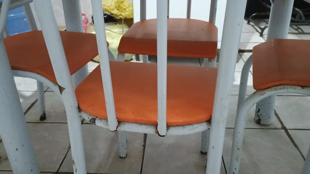Mesa com tampo de mármore e quatro cadeiras  - Foto 3