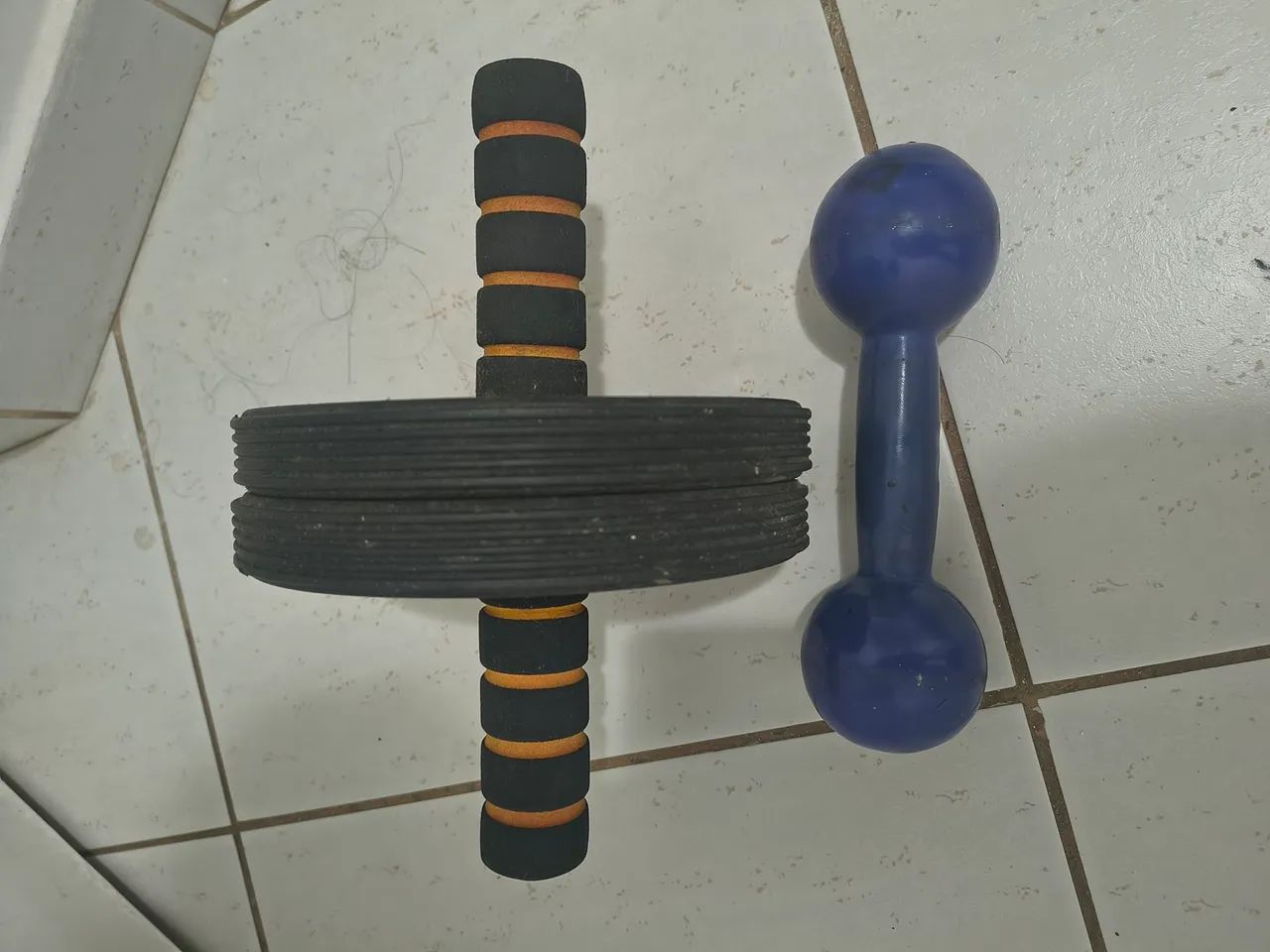 Rodinha abdominal e halter de 2kg 